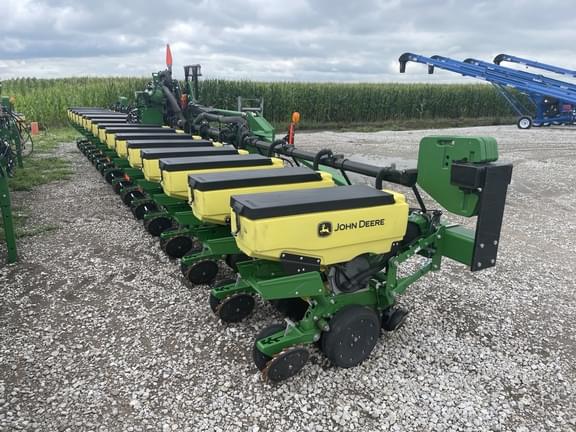 Image of John Deere 1725 equipment image 4