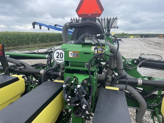 Image of John Deere 1725 equipment image 3