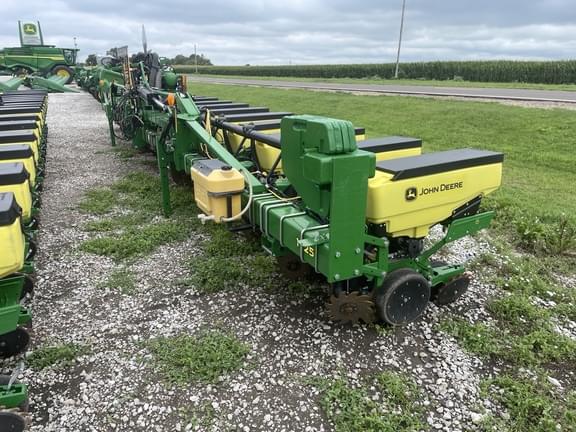 Image of John Deere 1725 equipment image 2