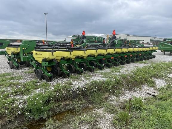 Image of John Deere 1725 equipment image 3