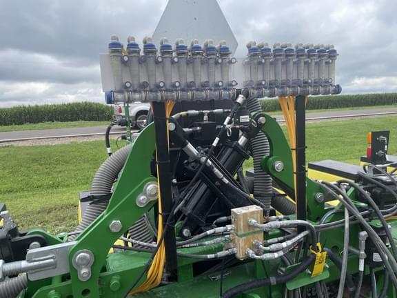 Image of John Deere 1725 equipment image 1