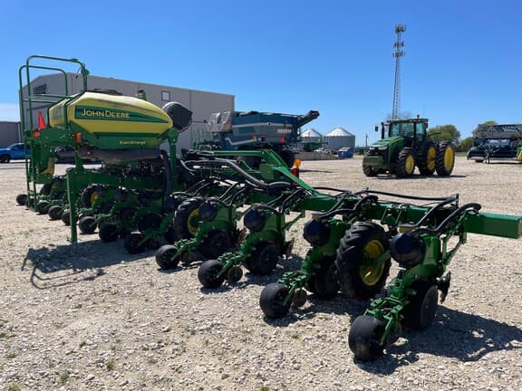 Image of John Deere 1725C equipment image 3