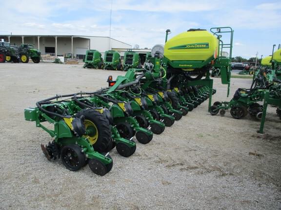 Image of John Deere DR16X equipment image 1