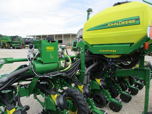 Image of John Deere DR16X equipment image 2