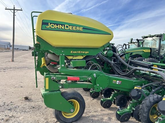 Image of John Deere 1725 equipment image 3