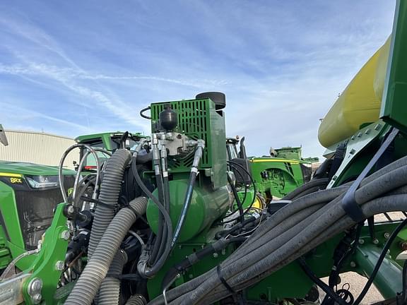 Image of John Deere 1725 equipment image 3