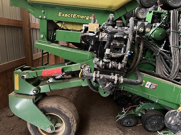 Image of John Deere 1725 equipment image 3