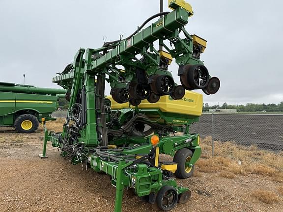 Image of John Deere 1725 equipment image 3