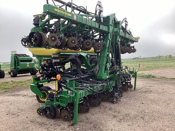 Image of John Deere 1725 equipment image 2