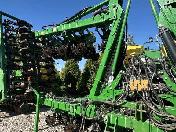 Image of John Deere 1725 equipment image 1