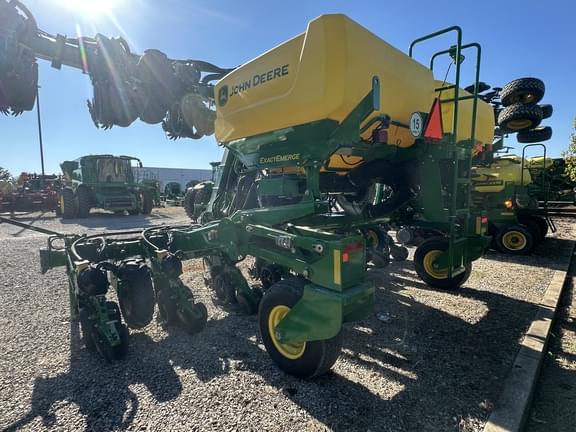 Image of John Deere 1725 equipment image 4