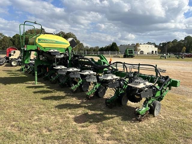 Image of John Deere 1725C equipment image 3