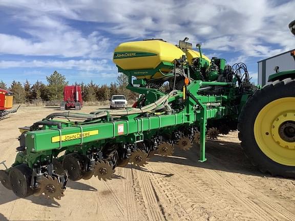 Image of John Deere 1725 equipment image 2