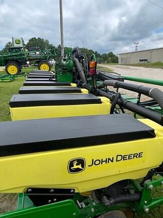 Image of John Deere 1725 equipment image 4