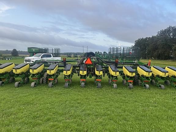 Image of John Deere 1725 equipment image 2