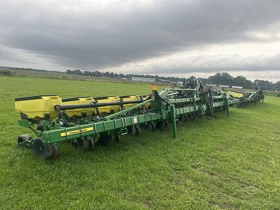 Image of John Deere 1725 equipment image 4