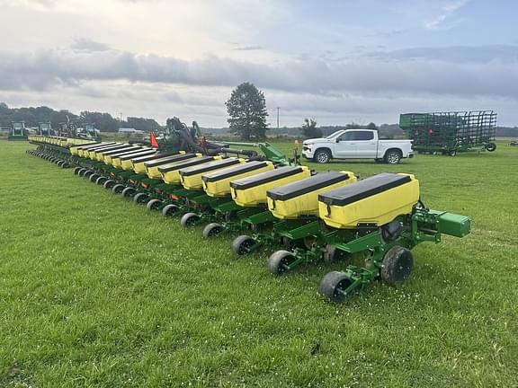 Image of John Deere 1725 equipment image 3