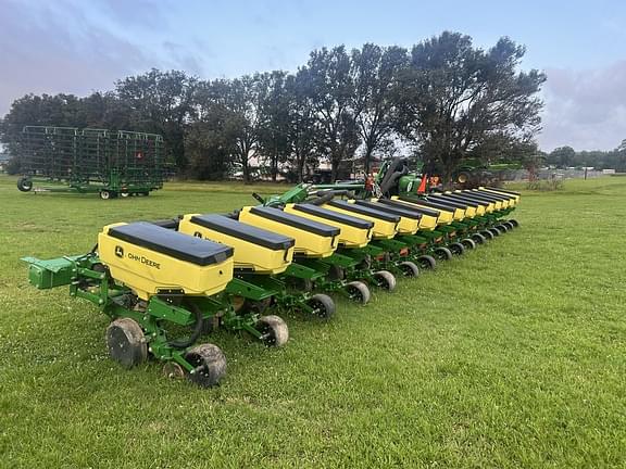 Image of John Deere 1725 equipment image 1