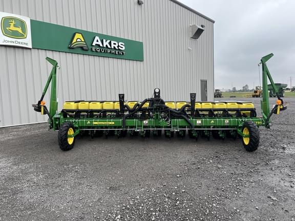 Image of John Deere 1735 equipment image 1