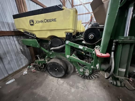 Image of John Deere 1735 equipment image 4