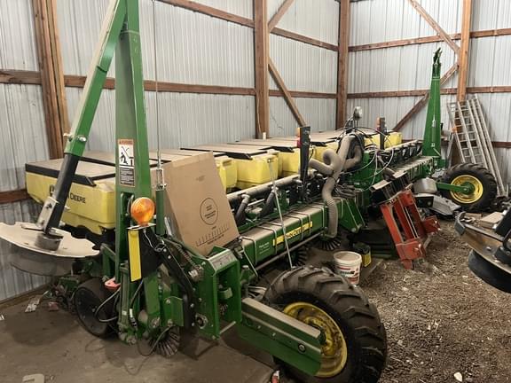 Image of John Deere 1735 equipment image 1