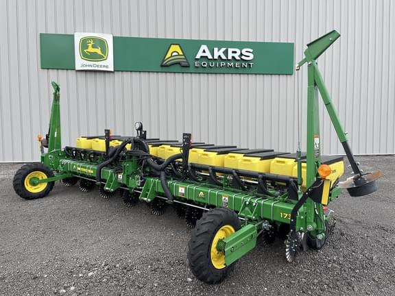 Image of John Deere 1735 Primary image