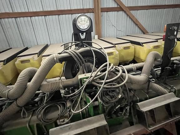 Image of John Deere 1735 equipment image 2