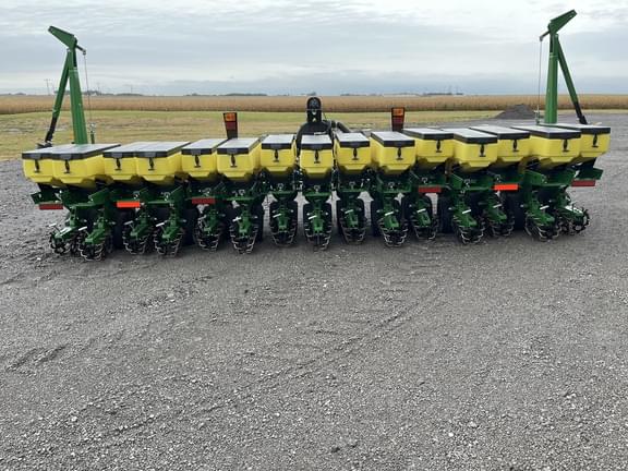 Image of John Deere 1735 equipment image 3