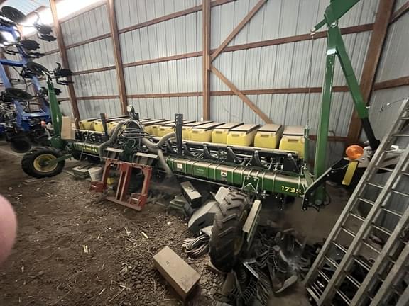 Image of John Deere 1735 Primary image