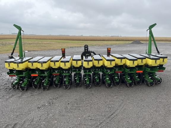 Image of John Deere 1735 equipment image 2