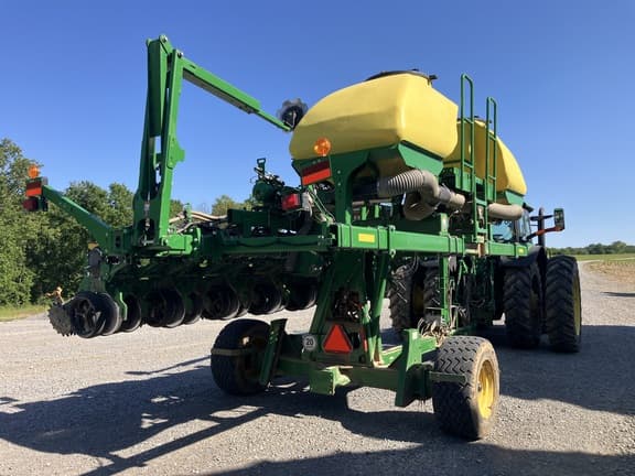 Image of John Deere 1745 equipment image 2