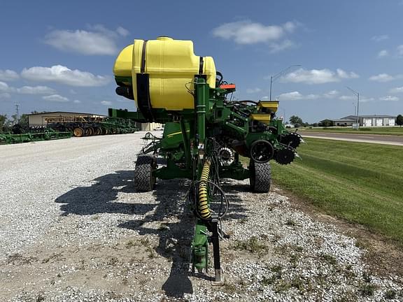 Image of John Deere 1745 equipment image 1