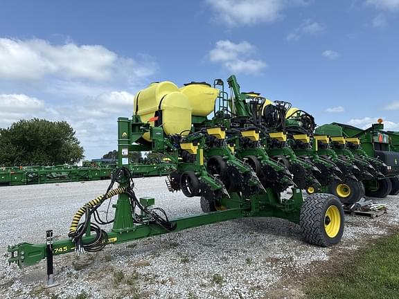 Image of John Deere 1745 Primary image