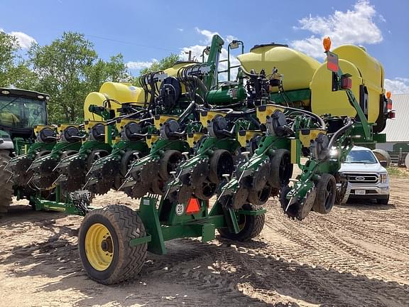 Image of John Deere 1745 equipment image 2