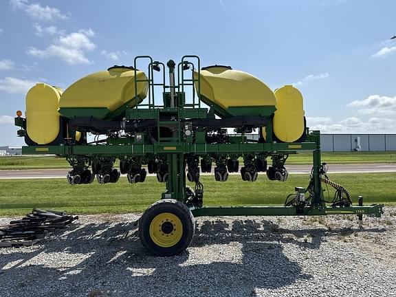 Image of John Deere 1745 equipment image 4