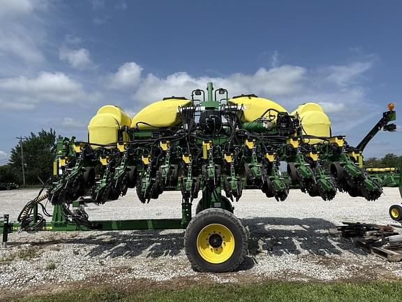 Image of John Deere 1745 equipment image 2