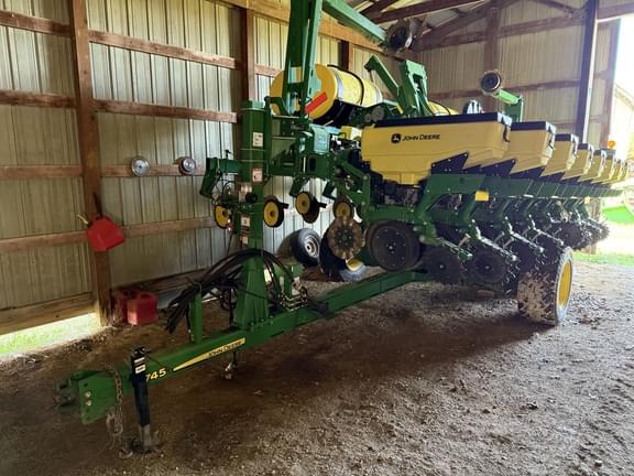 Image of John Deere 1745 equipment image 2
