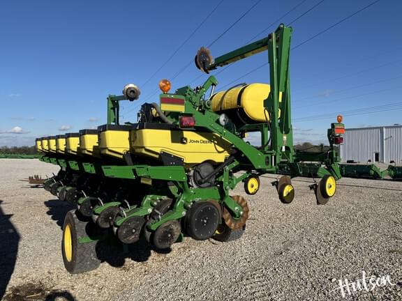 Image of John Deere 1745 equipment image 2