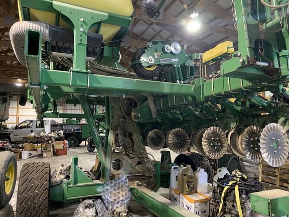 Image of John Deere 1745 equipment image 4