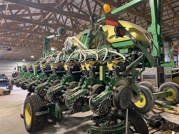Image of John Deere 1745 equipment image 1