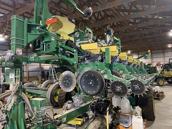 Image of John Deere 1745 equipment image 2