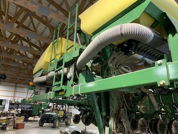 Image of John Deere 1745 equipment image 3