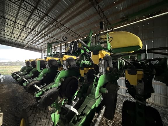 Image of John Deere 1745 equipment image 2