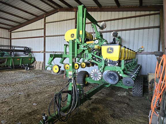 Image of John Deere 1745 equipment image 3