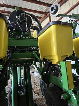 Image of John Deere 1745 equipment image 4