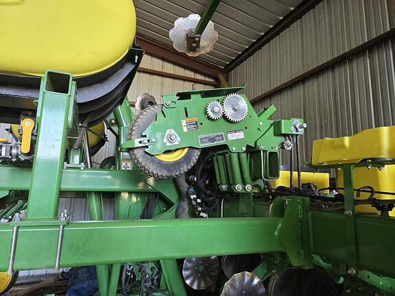 Image of John Deere 1745 equipment image 4