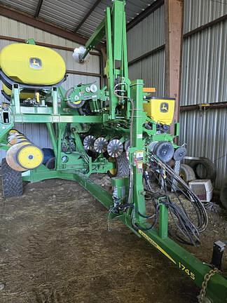 Image of John Deere 1745 equipment image 1