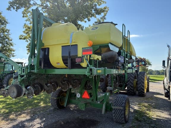 Image of John Deere 1745 equipment image 2