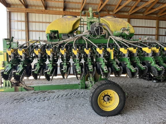 Image of John Deere 1745 Primary image