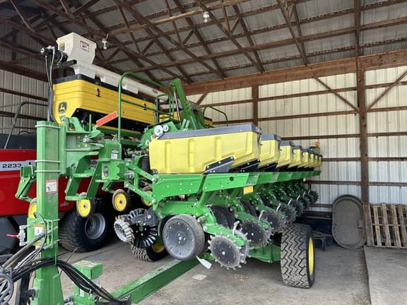 Image of John Deere 1745 equipment image 1